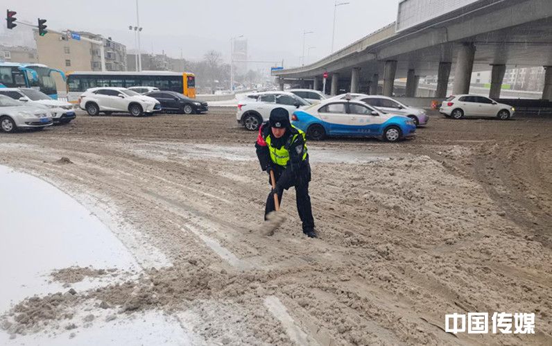 烟台交警三大队全力做好强降雪天气辖区交通疏导工作